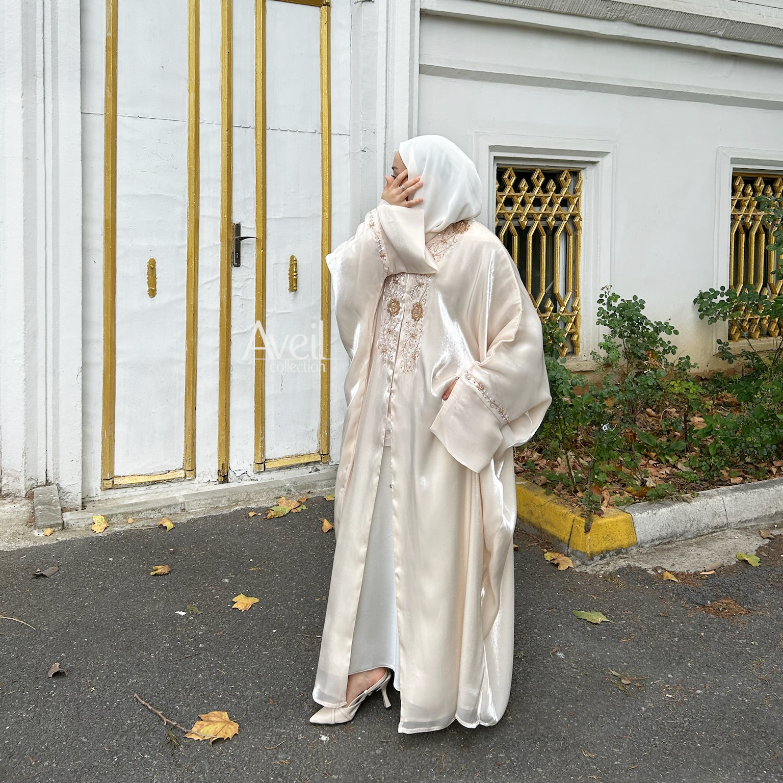 Astera Luxury Abaya made in a Bahraini cut that is stunning and elegant. The material used is Luxury Organza and comes in Size 54, 56 and 58. The colour is Ivory or Off-White.