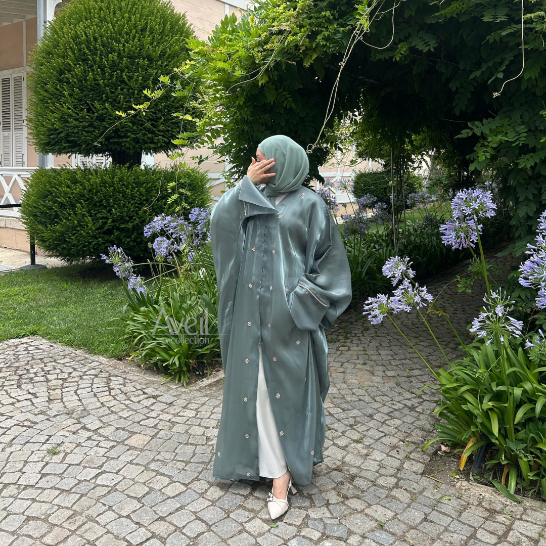 Rosidae Luxury Abaya made in a Bahraini cut that is stunning and elegant. The material used is Luxury Organza and comes in Size 54, 56 and 58. The colours are Beige and Jade.